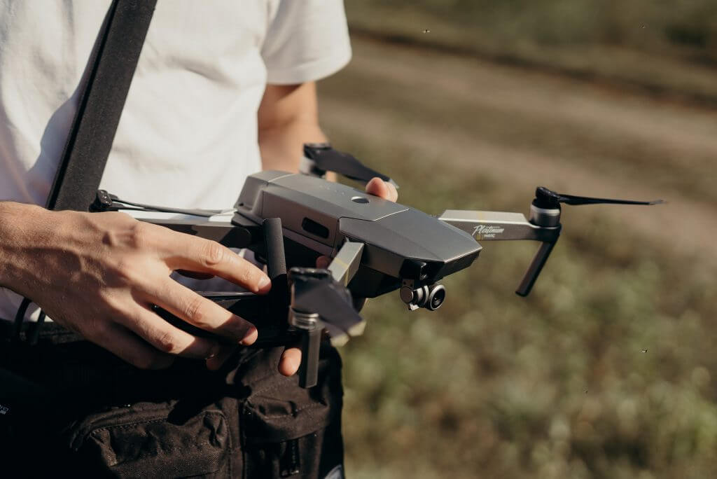Télépilote professionnel tenant un drone avant le décollage